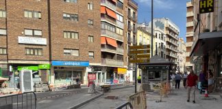 Las obras de la plaza del Xúcar afectan a los negocios: «Alquilé este local por el escaparate y no se aprecia nada»