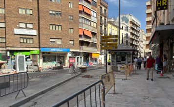 Las obras de la plaza del Xúcar afectan a los negocios: «Alquilé este local por el escaparate y no se aprecia nada»
