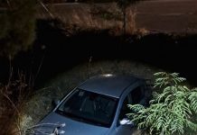 Un coche cae esta madrugada en una acequia en la calle Antonio Maura de Cuenca