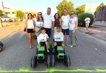 David Araque y Marcos Lozano ganadores en el concurso de habilidad con tractor a pedales en la Feria del Ajo