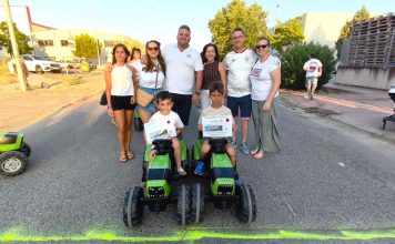 David Araque y Marcos Lozano ganadores en el concurso de habilidad con tractor a pedales en la Feria del Ajo