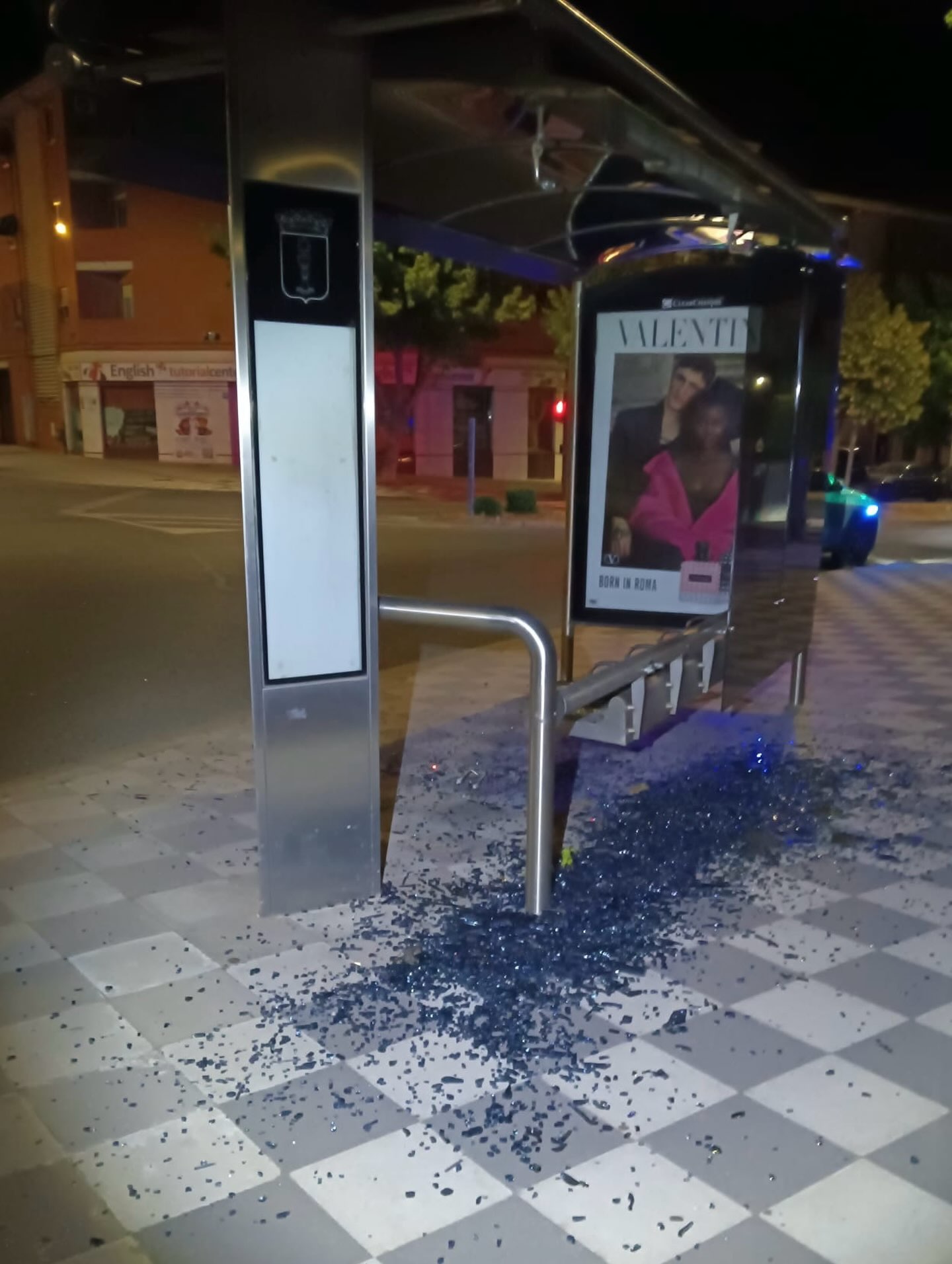 Vandalizan una marquesa de autobús en la Avenida del Mediterráneo